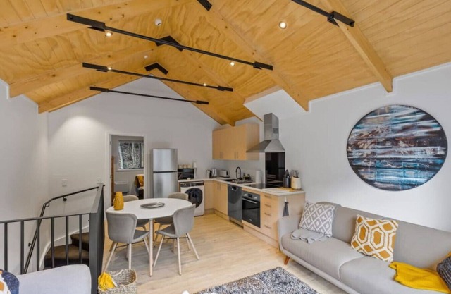 Central Queenstown Apt 15a with Gym, walk to town