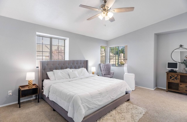 Central Sacramento Home ♛Queen Beds - Clse Hwys** take a look!