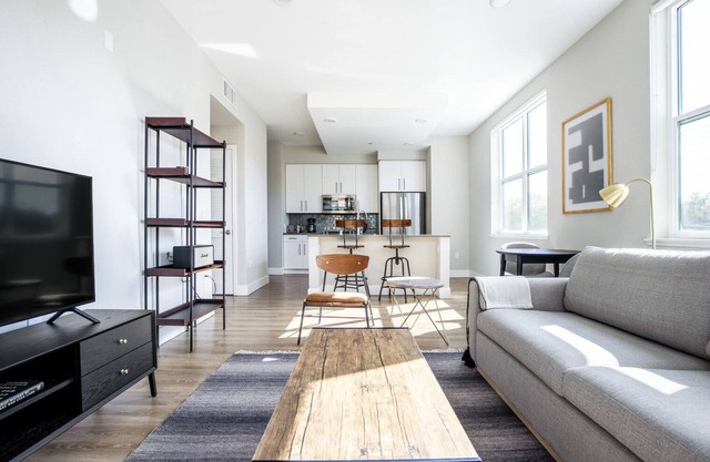 Central San Carlos 1BR w/ Gym, Pool, walk to Train & Shops, by Blueground
