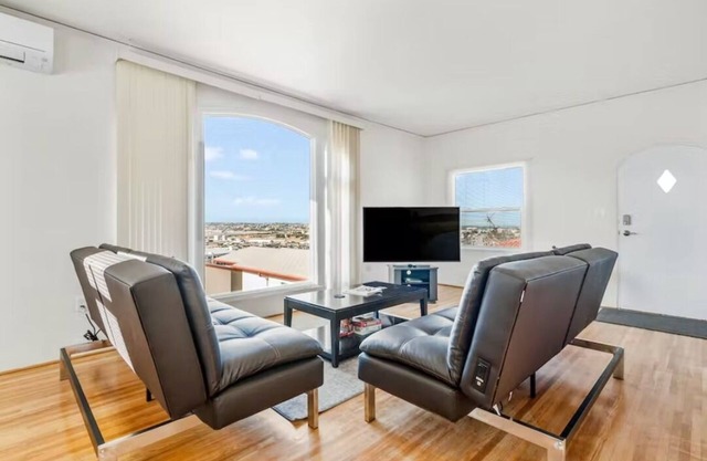 Central San Diego 2BD/1BTH w/ Hilltop View of the Bay