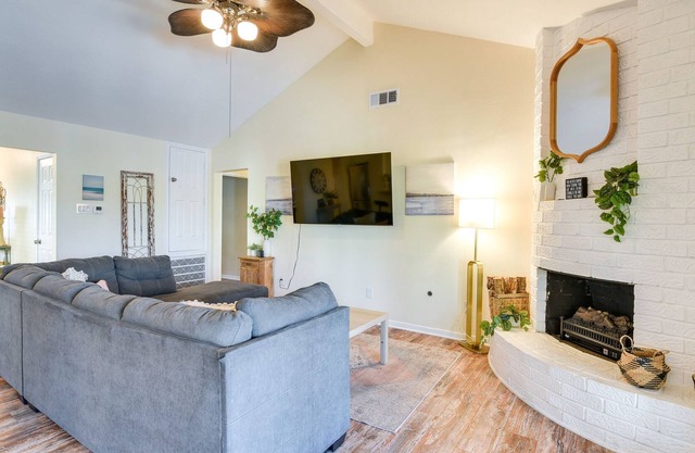 Central Seabrook Home: Pool ~ 2 Mi to NASA Center!