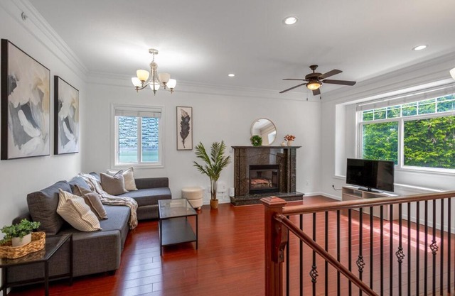 Central Spacious 3 Br Upstairs
