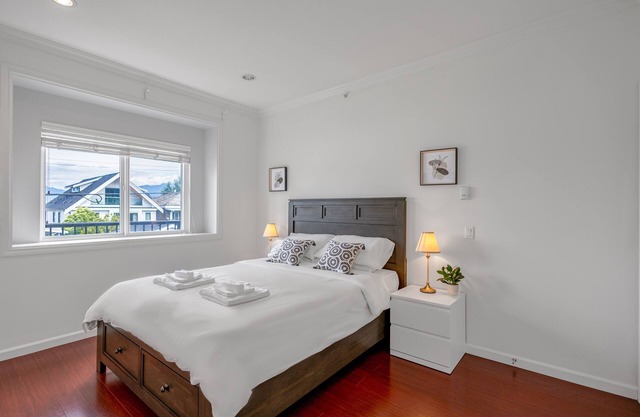 Central Specious 3 bedrooms Upstairs