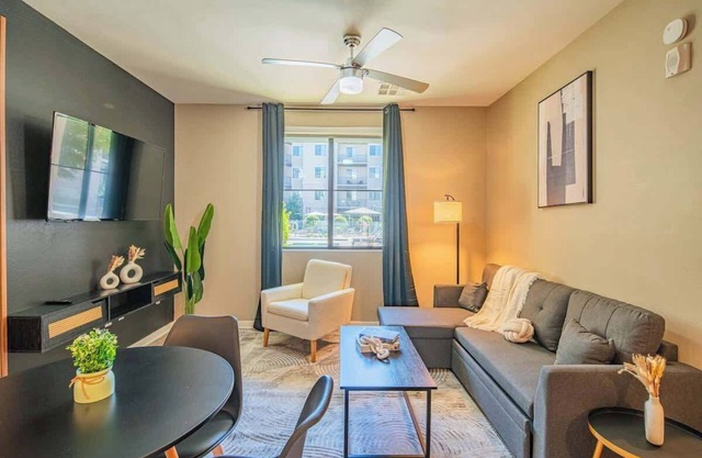 Spacious 2BR Apartment in Uptown Biltmore Gym Pool Parking and WD