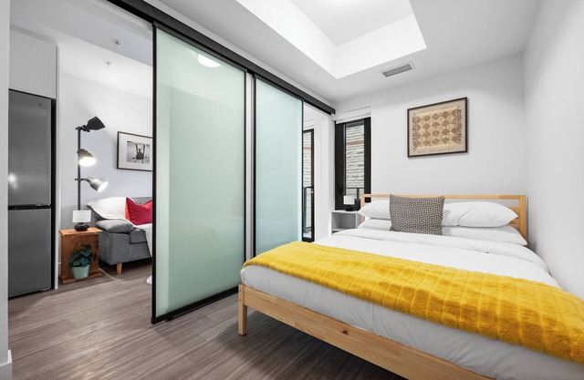 Central Stay | New, Gym, Parking, Laundry, AC
