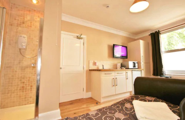 Central Studios Gloucester Road by Rooms Booked - Free Parking