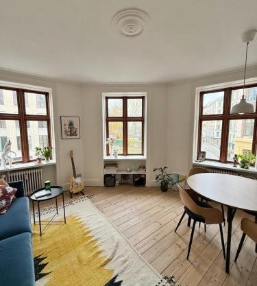 Central & Stylish 3-person Apt I 5 Min to Metro