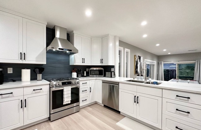 Central Stylish New 3B2b with Pool in Fremont