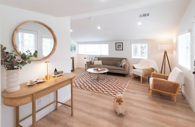 Central Thousand Oaks retreat close to shops & eats!
