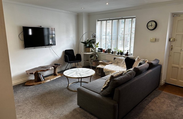 Central townhouse house - 8 min walk to the Beach