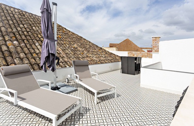 Central, w/ terrace and city view