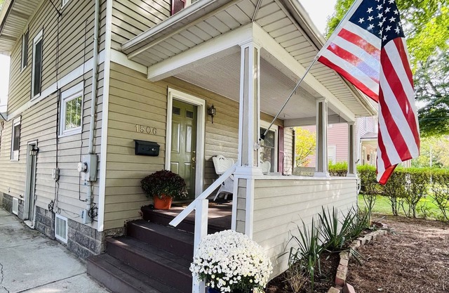 Central, Westside 4BD/2BT home with Huge extra lot. Pet Friendly. Long-term only