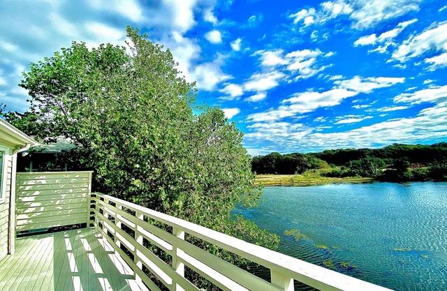 Zentral gelegenes Woods Hole Village Waterfrontu: Labor Day Weekend Open !!