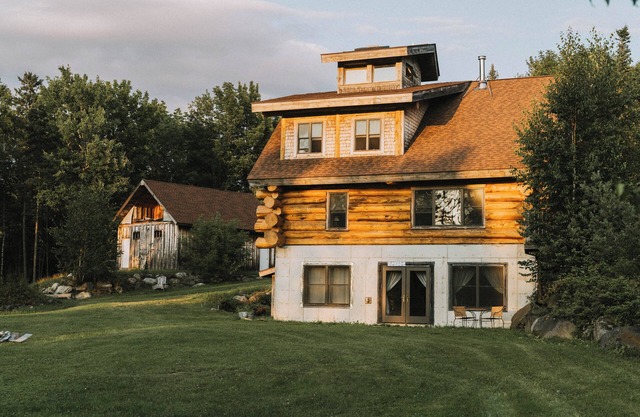Central yet quiet Log Cabin on 4 acres with laundry, kitchen, bathroom and sauna