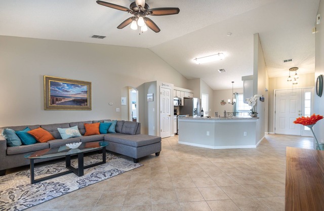 Centralized, stylish getaway. Short drive to beach, shopping, downtown, Mayo!