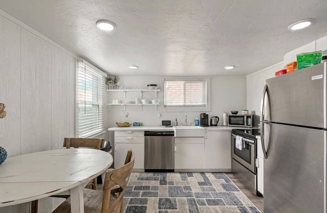 CentralLocation, Walking Distance to Restaurants!