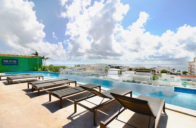 Centrally located 1BR w/sea view Rooftop pool!