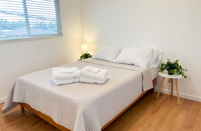 Centrally located | 15 minutes from North Shore | 30 Day Minimum