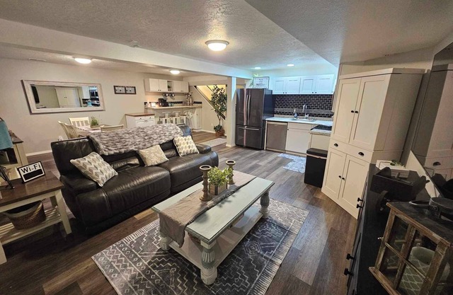 Centrally Located 1500 SqFt Private Guest Suite w/ Hot Tub