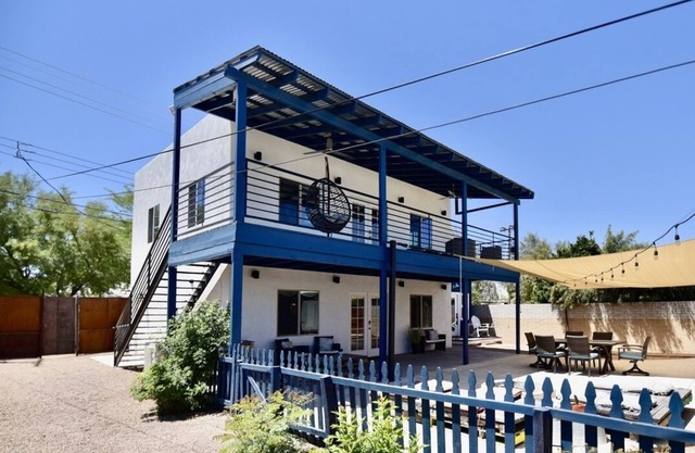 Zentral gelegenes zweistöckiges Gästehaus mit Terrasse, Berg- / Sonnenuntergangsblick und Garage