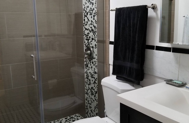 Centrally located 2 bedroom with many amenities close to shops and restaurants.