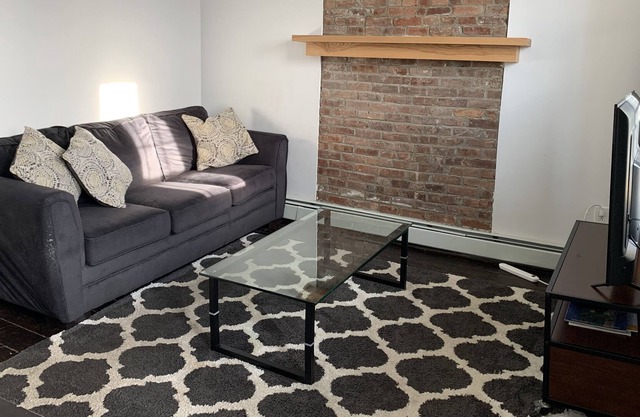 Centrally located 2BR w/ backyard near Downtown Troy & Albany Med (Pet Friendly)