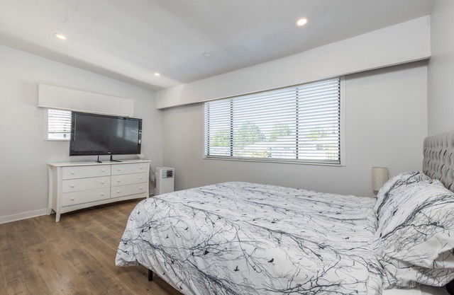 Centrally located 3 bedroom 2 bathroom close to stores, restaurants and downtown
