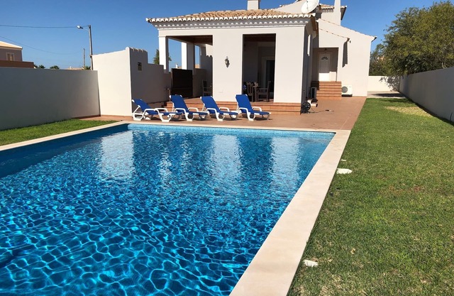 Zentral gelegene Villa mit 3 Schlafzimmern und Pool in der Nähe der Strände