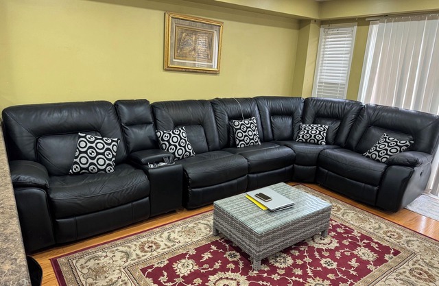 Centrally located 3 Bedroom townhome with parking & Wifi