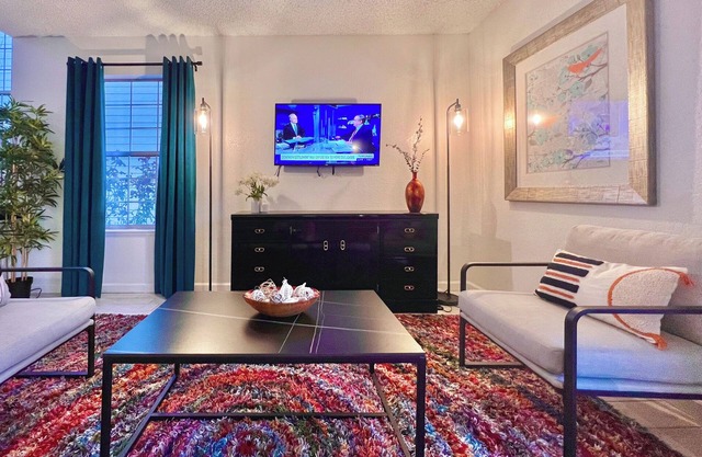 Zentral gelegenes 3-Zimmer-Haus mit hügeligem Blick. Keine hinteren Nachbarn!
