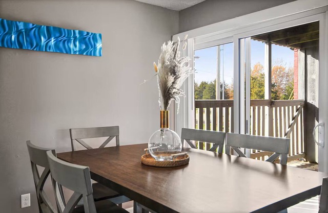 Centrally Located Apt with Pool in Columbia, MO