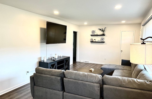 Centrally Located Cozy House,2 king beds,Game Room