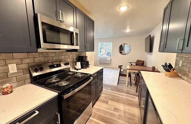 Centrally Located Cozy Flat with King bed