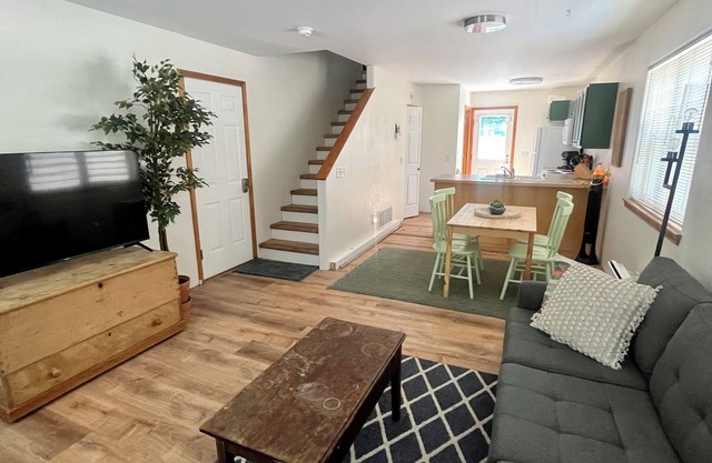 Centrally located Craftsman, 2 blocks from Good Food Store.