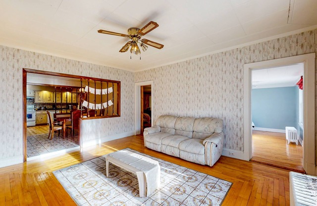 Centrally located home near snowmobile trails with hot tub, sauna, & pool table