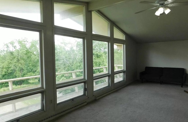 Centrally Located Ithaca 3-bed w/ Lake Views!!
