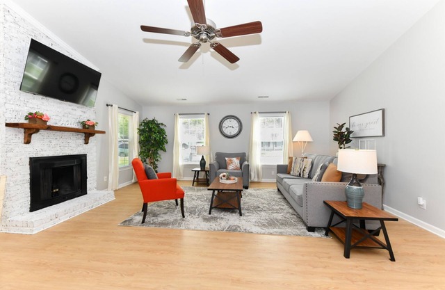 Centrally Located ~ King Bed ~ Equipped for Long Stays