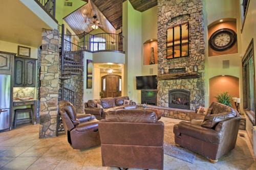 Centrally Located Lavish Pinetop Paradise!