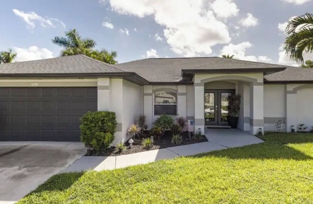 Centrally located, minutes to beaches Family friendly with private heated pool!