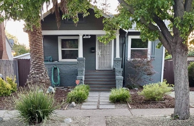 Centrally-located modern Sacramento bungalow