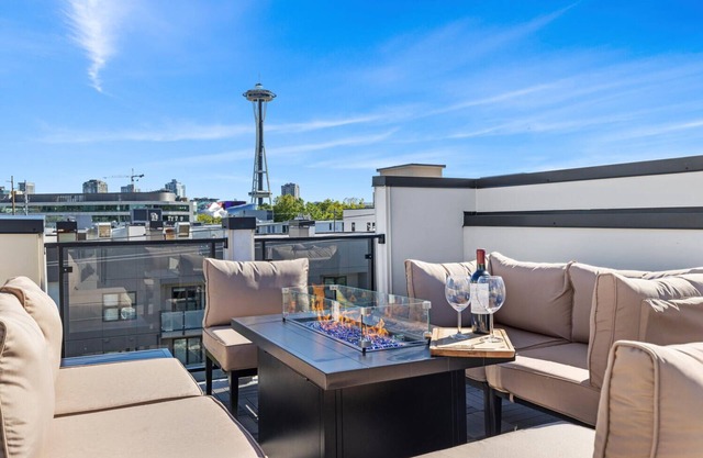 Centrally located, modern Seattle townhome breathtaking SpaceNeedle views!