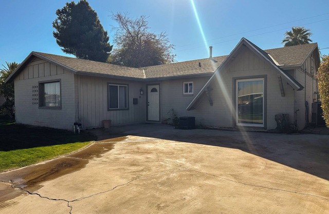 Centrally located older 4-bedroom house in lovely Yuma
