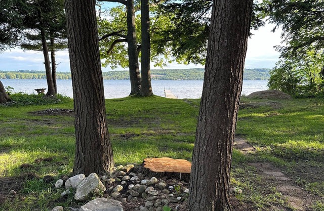 Centrally located on the lake to so many adventures. Boats and pets welcome!