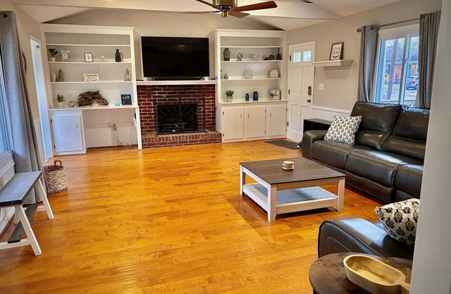 Centrally located retreat in Louisville! New hottub! Driveway and garage parking
