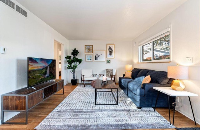 Centrally Located Townhome Near PVH - Dog Friendly