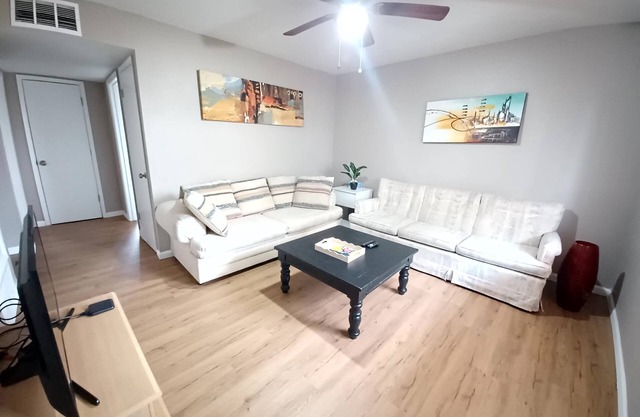 Centrally located, updated modern apt, free parking, restos,I-25, airport 41