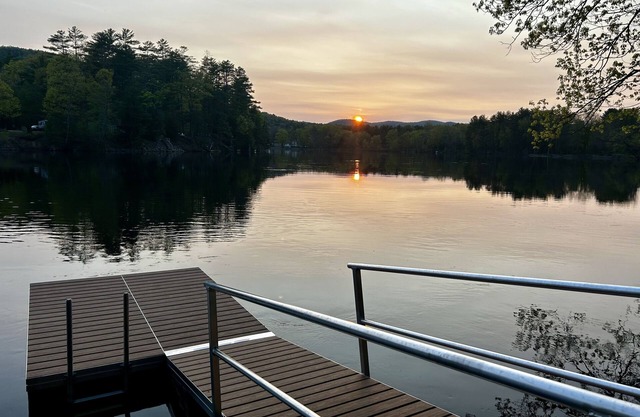 Centrally located, modern riverfront cottage