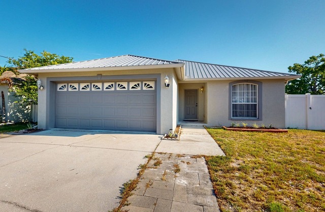 Centrally located close to dining, shopping, beaches, AC, WIFI, patio