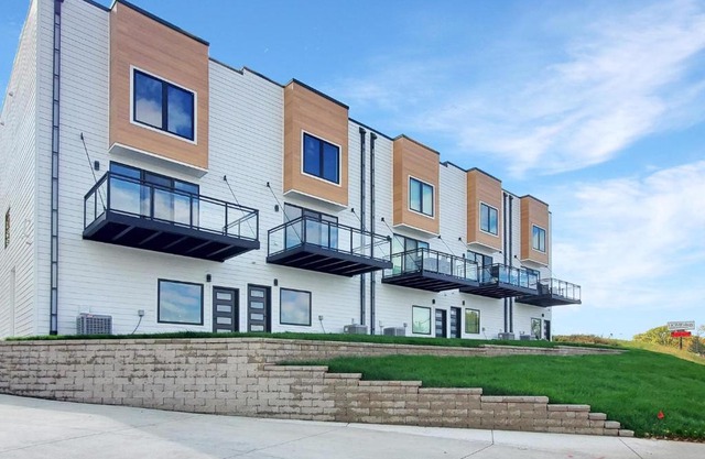 CentralPark Townhome B10