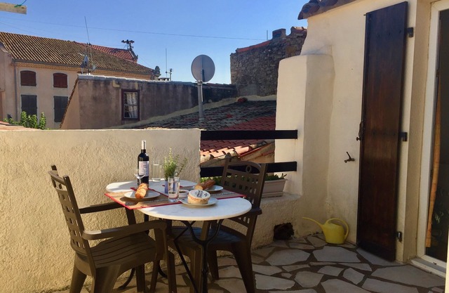 Zentrum von Olonzac, Blick auf den Markt, 2 Schlafzimmer und private sonnige Dachterrasse